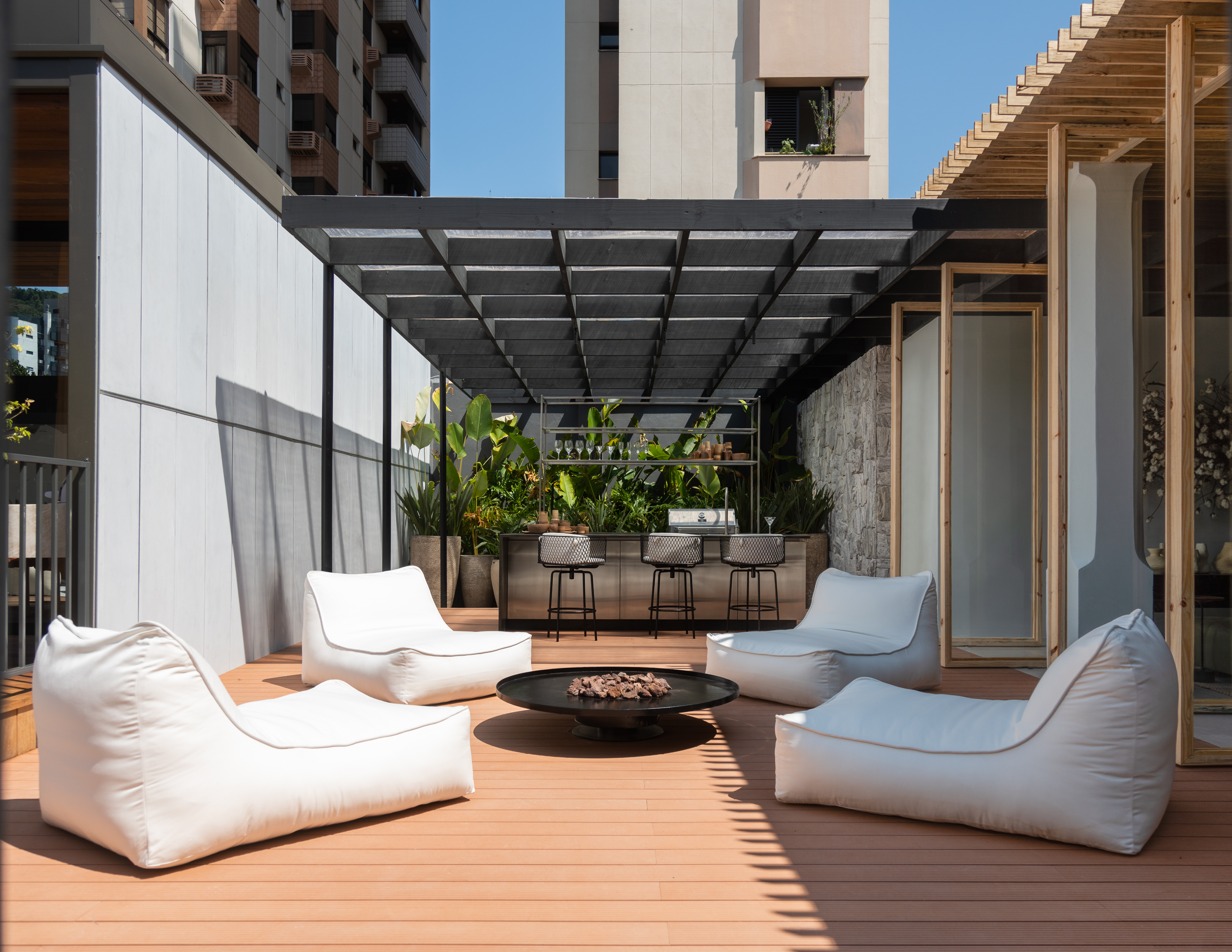 Detalhe de bancada e revestimentos do banheiro — CASA EM PERCURSO