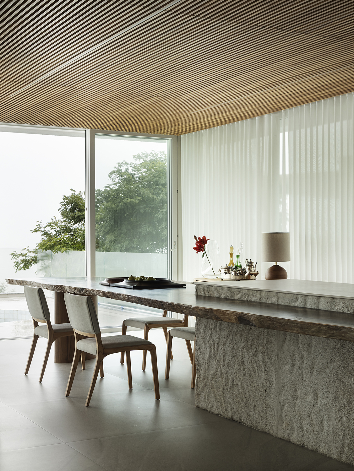 Detalhe de bancada e revestimentos do banheiro — casa ST BARTH
