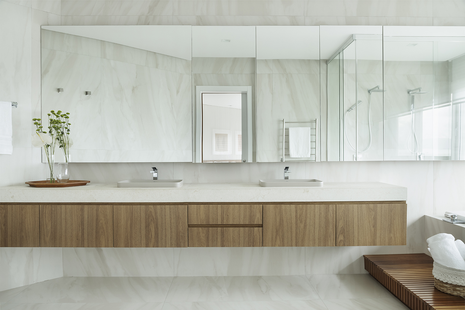Escada e circulação interna — casa ST BARTH