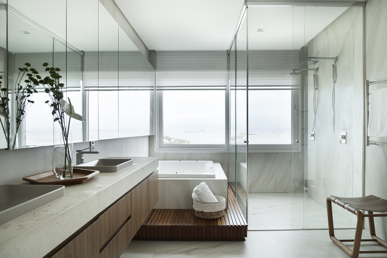 Escada e circulação interna — casa ST BARTH
