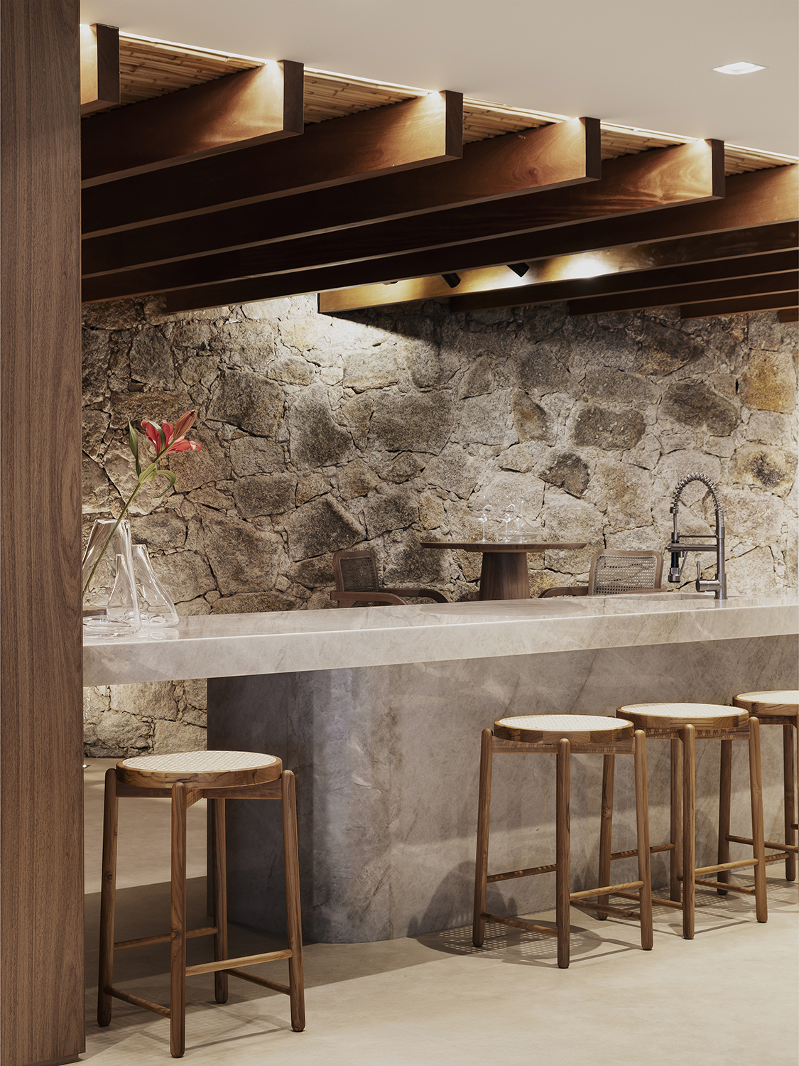 Escada e circulação interna — casa ST BARTH